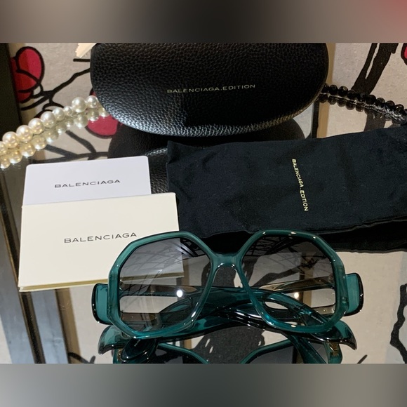 Balenciaga Edition Oversized ?EUC!retail $450.00/ Teal green sixagon shape❤️ main image 4